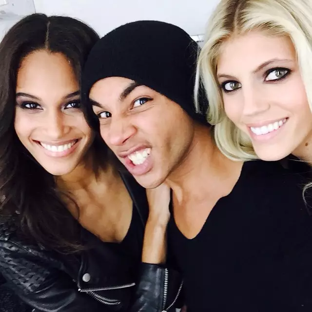 Modellen Cindy Bruna en Devon Windsor poseren met Balmain creative director Olivier Rousteing