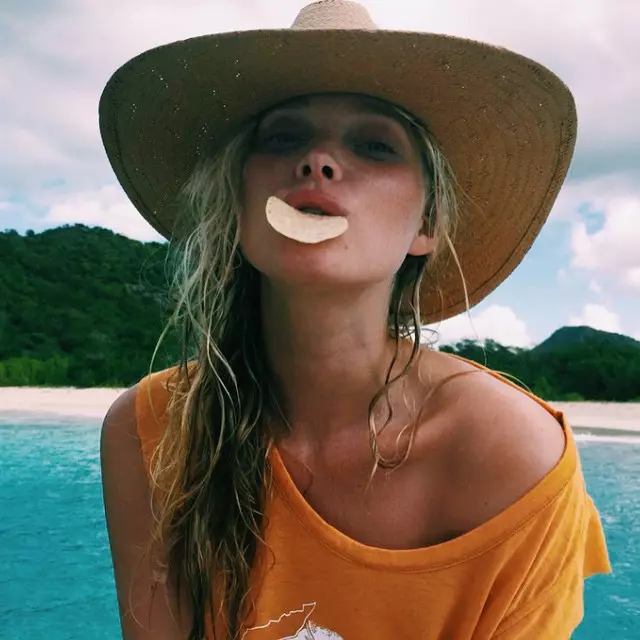 Elsa Hosk tar ett foto med en potatischips