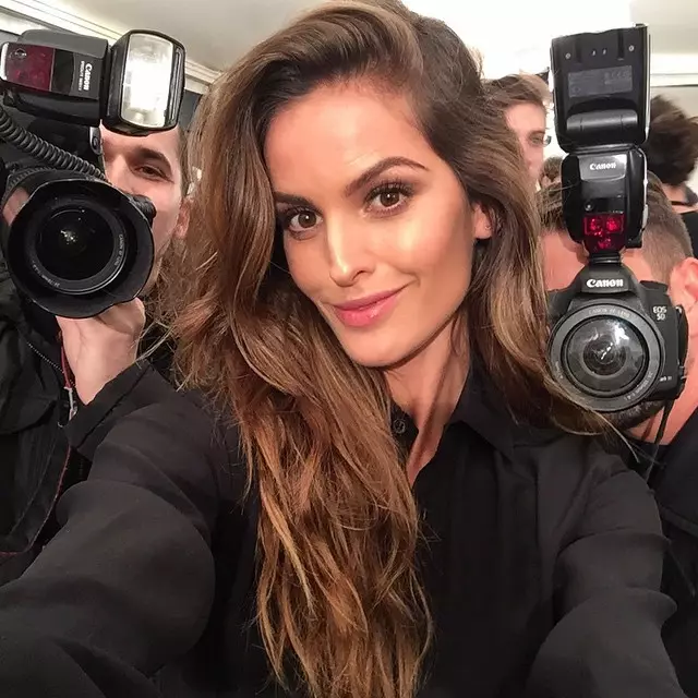 Izabel Goulart kameraz inguratuta dago DSquared2ko ikuskizun batean atzealdean