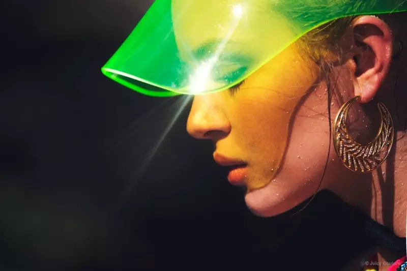 Josephine ji neon green visor na-echebe onwe ya pụọ na anyanwụ