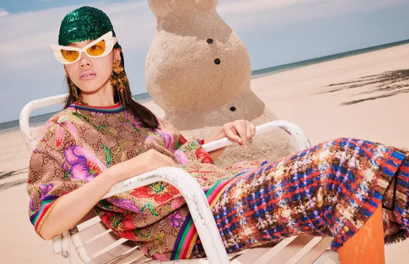 Fyrirsæta situr fyrir á ströndinni fyrir Gucci Holiday 2019 herferðina