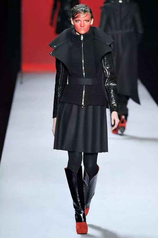 Viktor & Rolf Fall 2011 | Izu Ejiji Paris