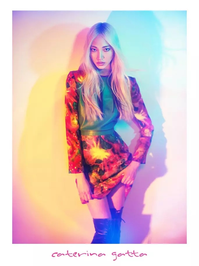 Soo Joo ຮັບເອົາສີ Kaleidoscopic ສໍາລັບແຄມເປນຂອງ Caterina Gatta's Fall 2012 ໂດຍ Paolo Santambrogio