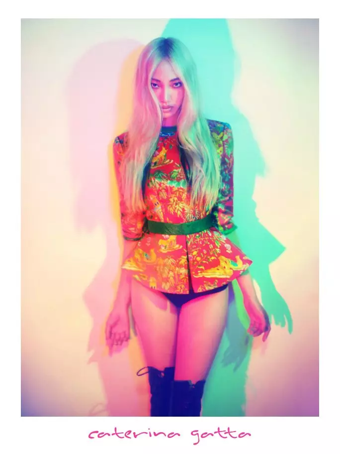 Soo Joo Embraces Kaleidoscopic Color for Caterina Gatta's Fall 2012 Campaign ໂດຍ Paolo Santambrogio