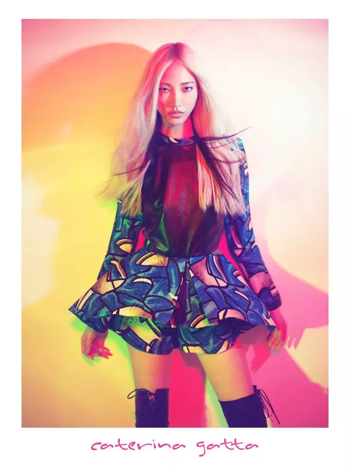 Soo Joo omarmt caleidoscopische kleur voor Caterina Gatta's herfstcampagne van 2012 door Paolo Santambrogio