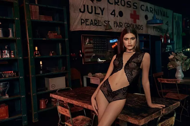 Valentina Sampaio pose en lingerie sexy d'Alexandre Herchcovitch pour la collaboration Hope
