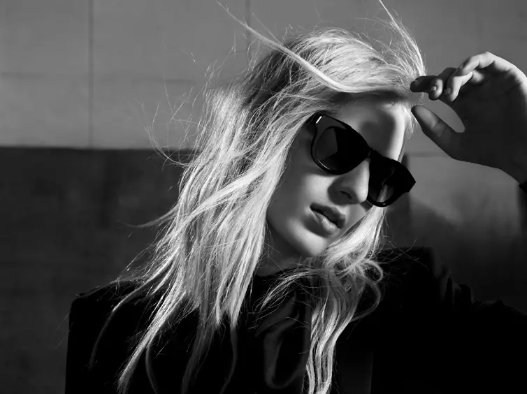 Saint Laurent Taps Julia Nobis maka mkpọsa oge opupu ihe ubi 2013 nke Hedi Slimane dere