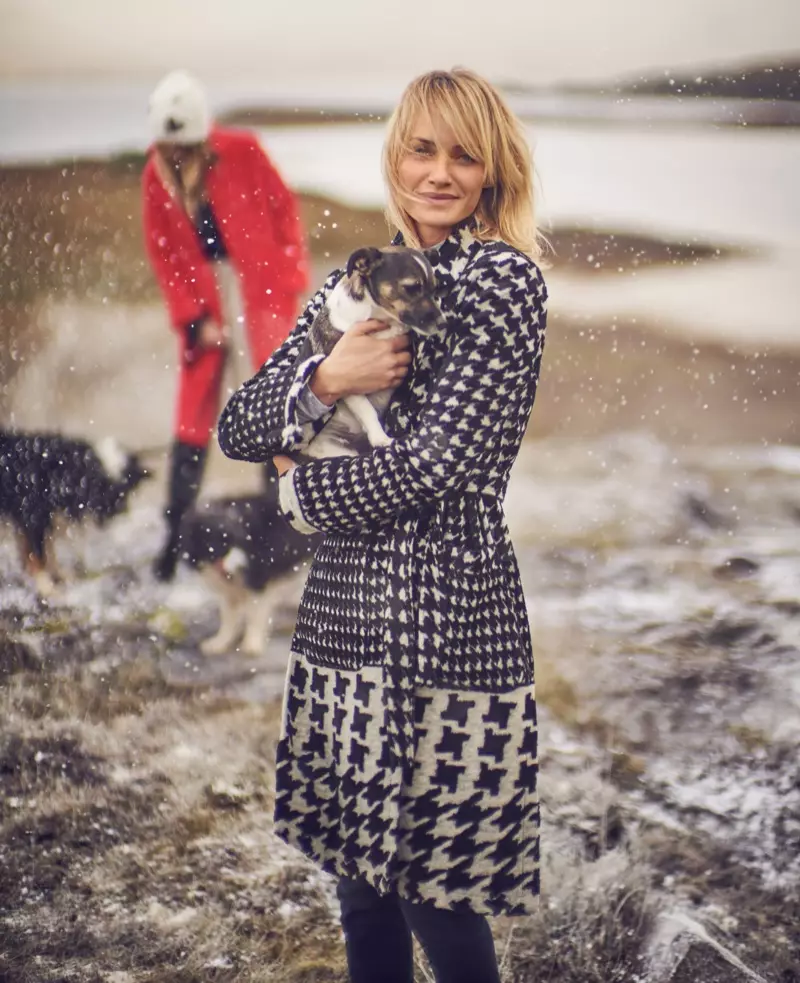 Amber Valletta ngagem jaket houndstooth dina katalog Anthropologie Nopémber 2017