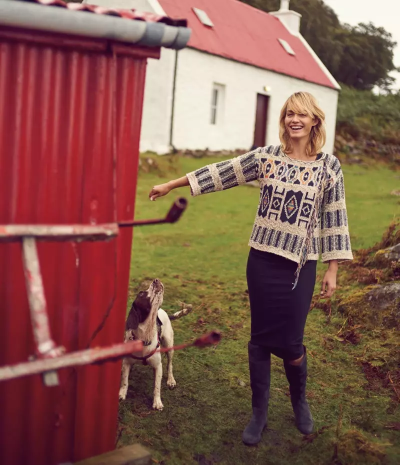 Amber Valletta dia mametraka ao amin'ny Scottish Highlands ho an'ny katalaogin'ny Anthropologie Novambra 2017