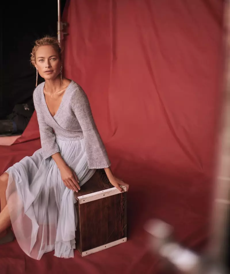 Carolyn Murphy pozon me majë të mbështjellë dhe fund me plisa për katalogun e Anthropologie në nëntor 2017