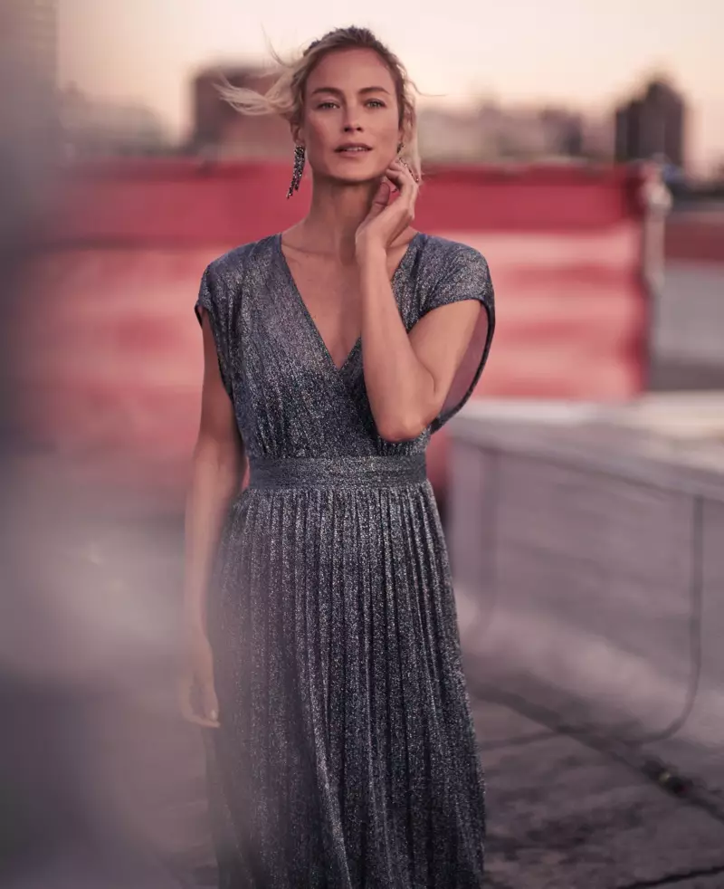 D'Model Carolyn Murphy blénkt am metallesche Kleed fir den November 2017 Katalog vun der Anthropologie