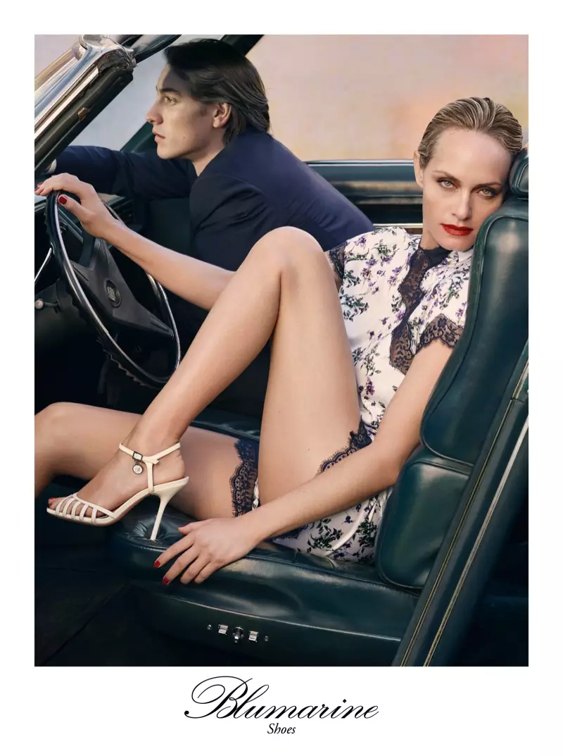 Amber Valletta poséiert an engem Auto fir dem Blumarine seng Fréijoer-Summer 2018 Kampagne