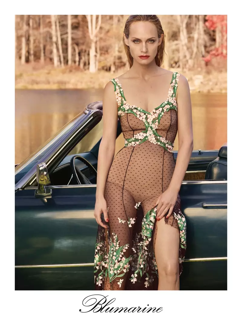 Usa ka imahe gikan sa kampanya sa advertising sa spring 2018 sa Blumarine kauban si Amber Valletta