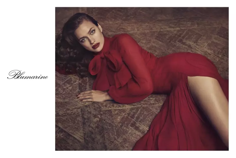 Luciendo al rojo vivo, Irina Shayk aparece en la campaña de otoño de 2017 de Blumarine