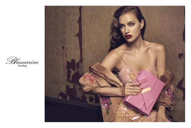 Model Irina Shayk katon ayu ing jambon kanggo kampanye Blumarine musim gugur 2017