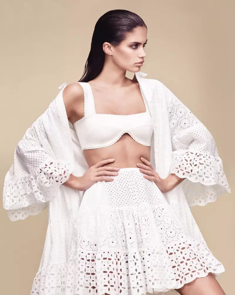 A fehérbe öltözött Sara Sampaio a Blumarine 2017-es tavaszi kollekciójának fűzős darabjait modellezi