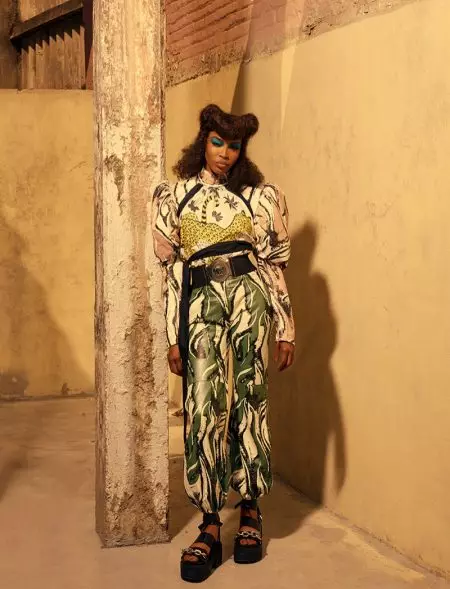 Naomi Campbell tekee sen eklektiseen tyyliin Vogue Brazil -toimitukselle