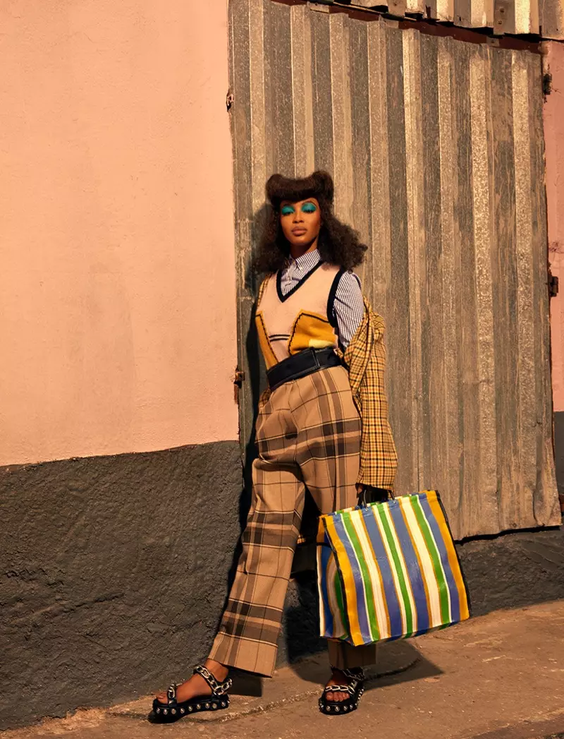 Naomi Campbell poses hauv Prada tsho khuam thiab Celine trousers