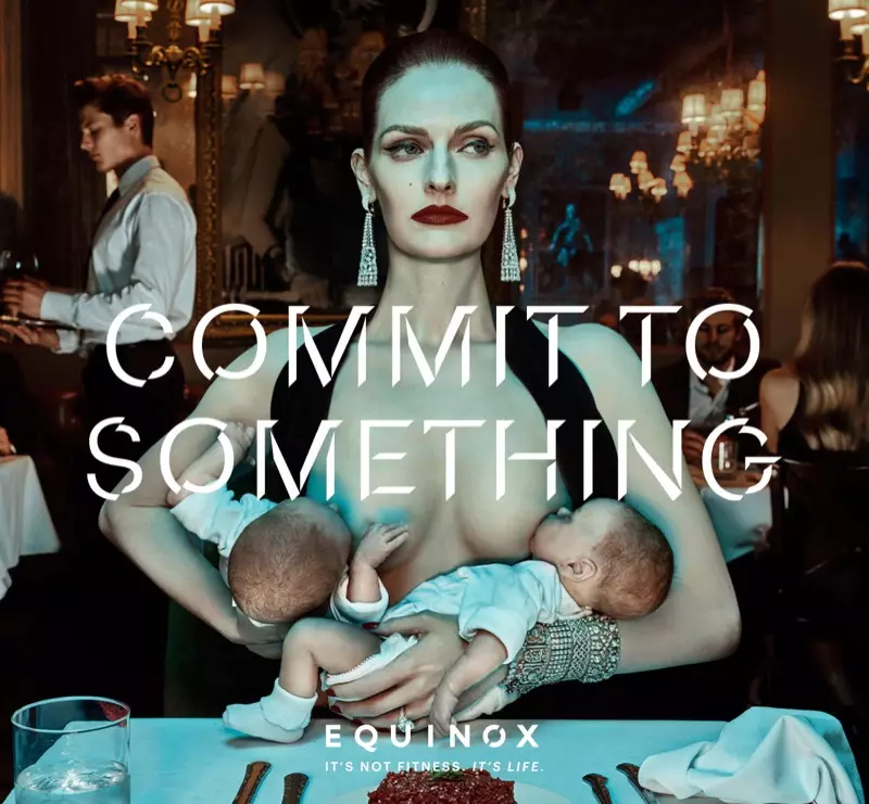 Uma modelo amamenta dois bebês na campanha publicitária de 2016 da Equinox