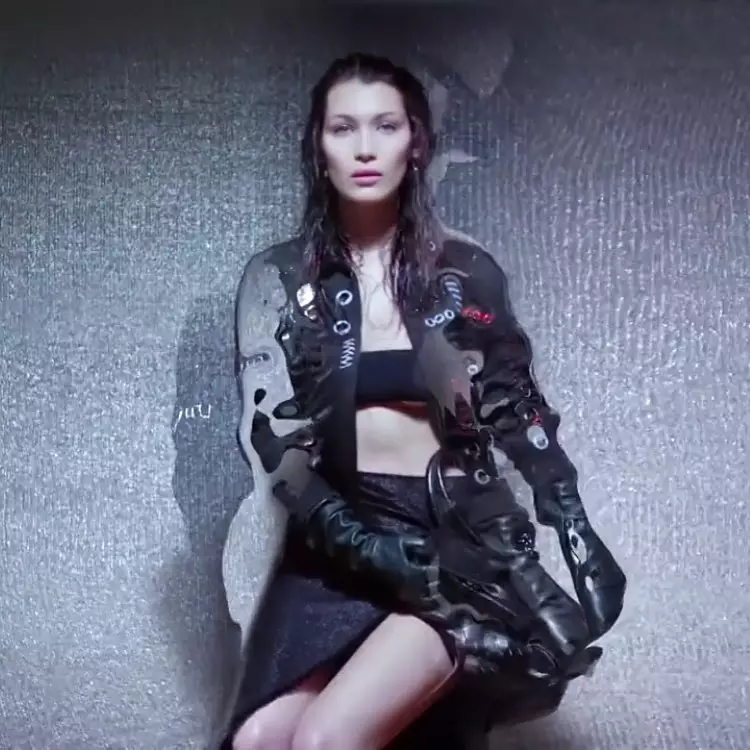 Bella Hadid akina muri Versace Palazzo Empire ya firime