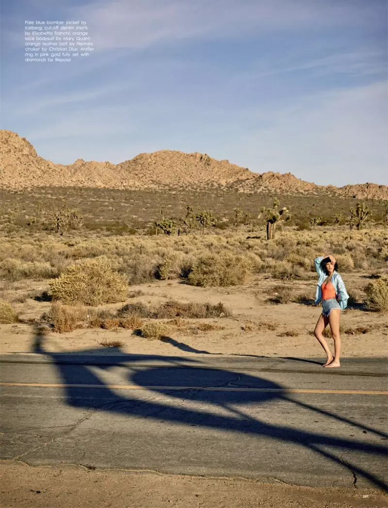 道路脇にポーズをとるベラ・ハディッドはデニムルックで見ることができます