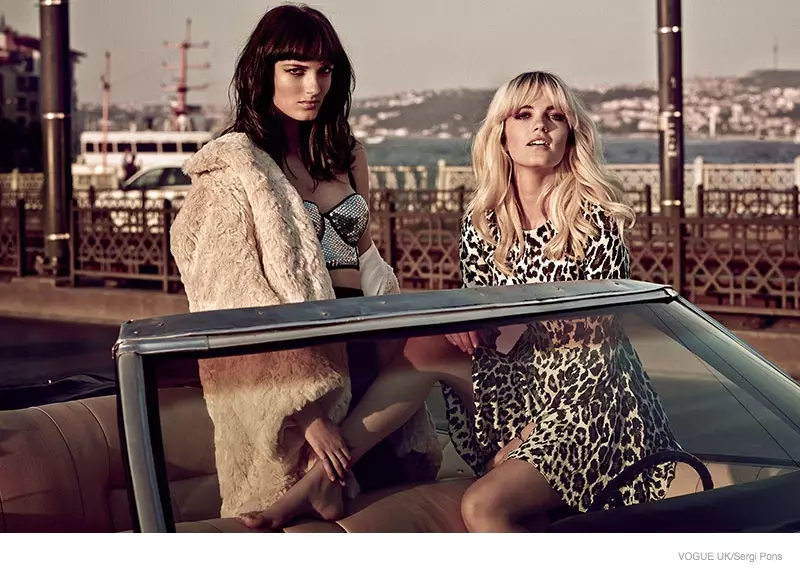 Say Lou Lou Pose ในแฟชั่น H&M สำหรับ Sergi Pons Shoot in Vogue UK