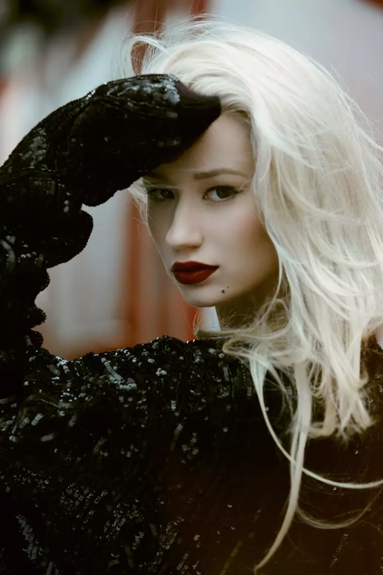 Kpakpando Iggy Azalea na akwụkwọ akụkọ October 2013 nke Harper Smith dere