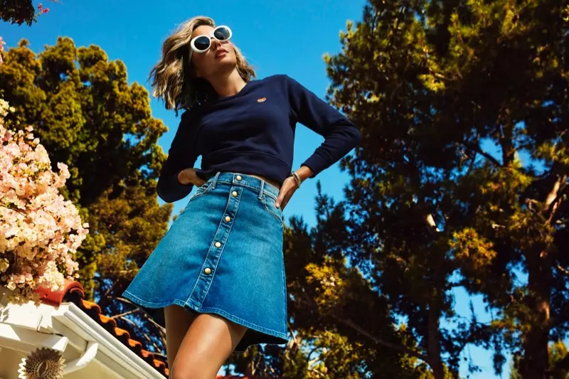 Miranda Kerr amavala Miranda x Amayi Tsegulani Sweatshirt Yanu Yamtima ndi Snap Down Mini Flare Skirt