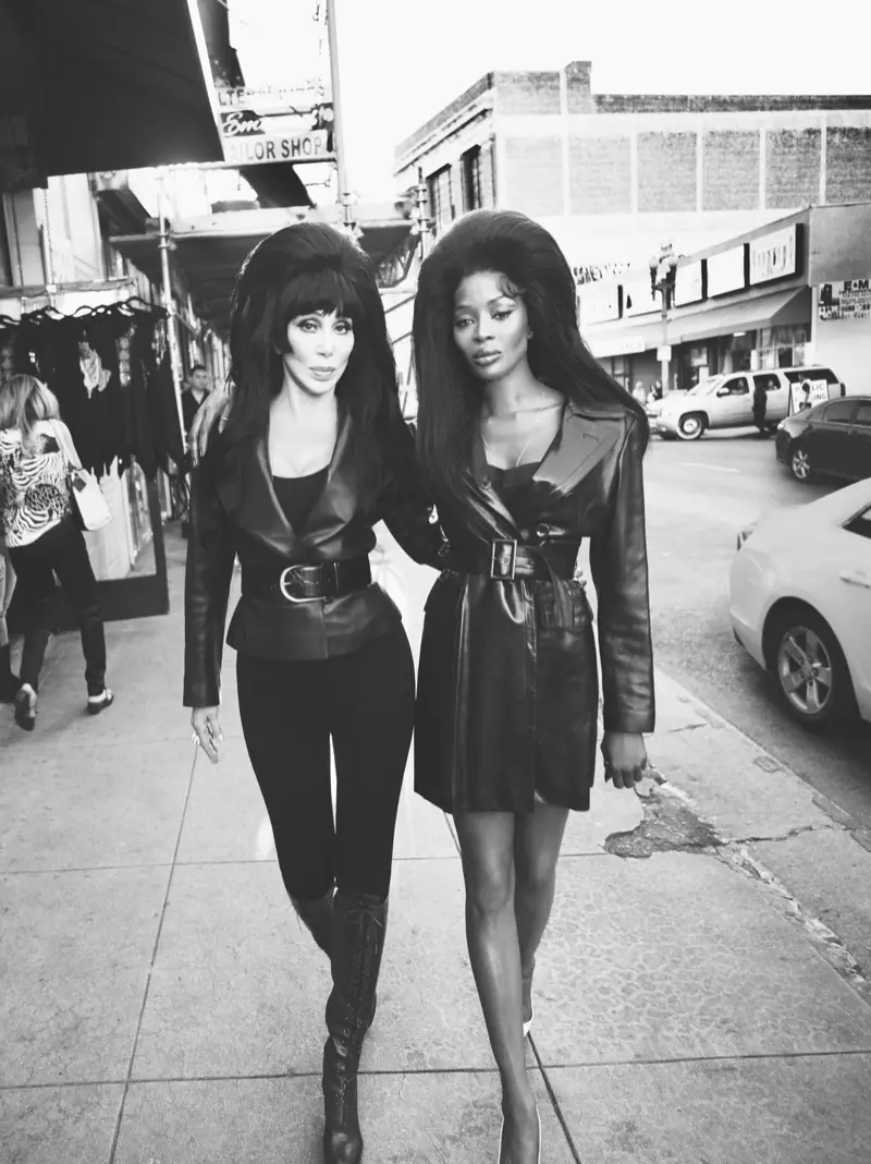 Fotografiadas por Mert & Marcus, Cher y Naomi Campbell se ven elegantes en negro