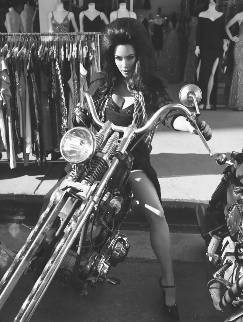 Kim Kardashian poseert op een motorfiets