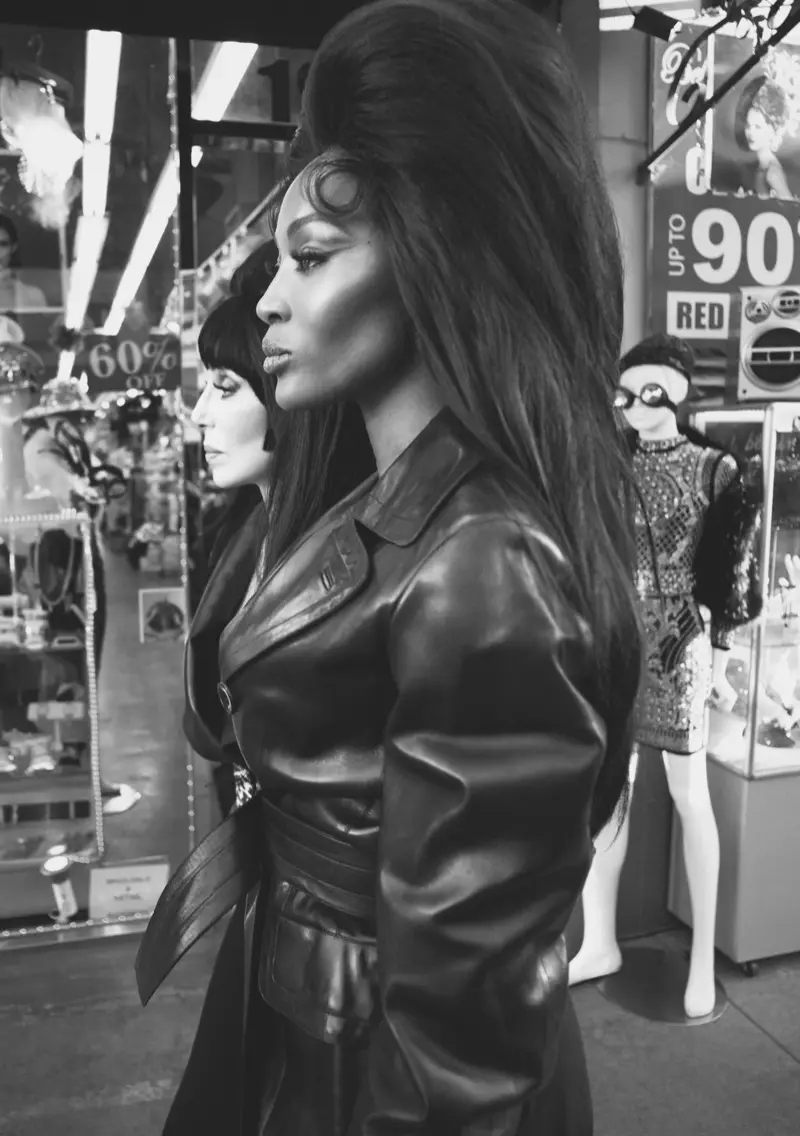 Supermodel Naomi Campbell katon ing CR Fashion Book bebarengan karo Cher