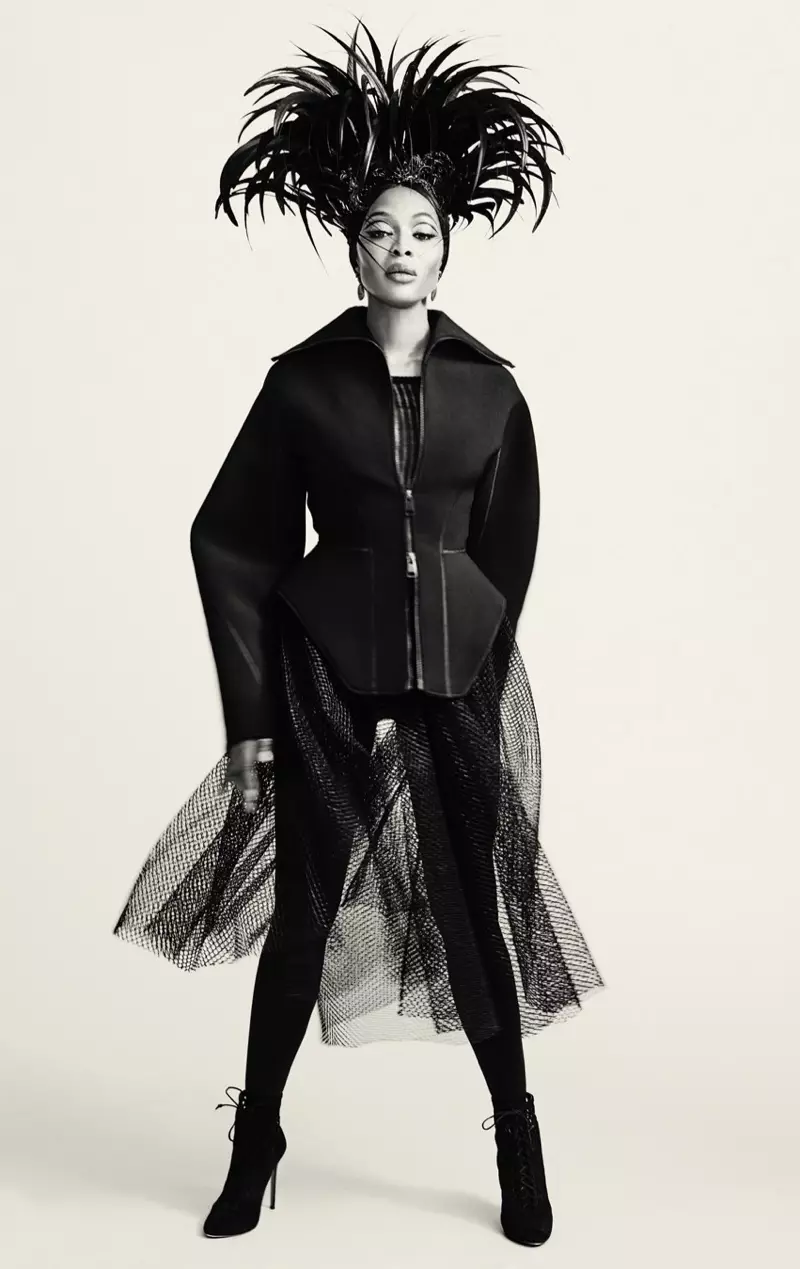 Naomi Campbell draacht Fashion Forward Outfits foar i-D