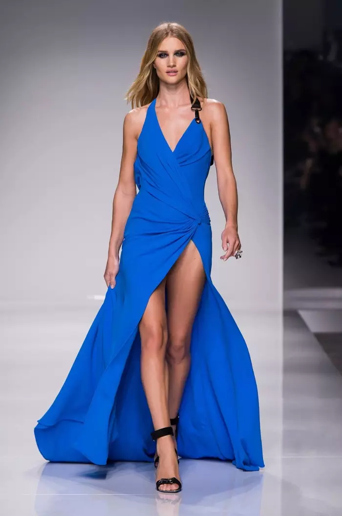 Rosie Huntington-Whiteley asistirá ao desfile de primavera de 2016 de Atelier Versace vestindo un vestido azul