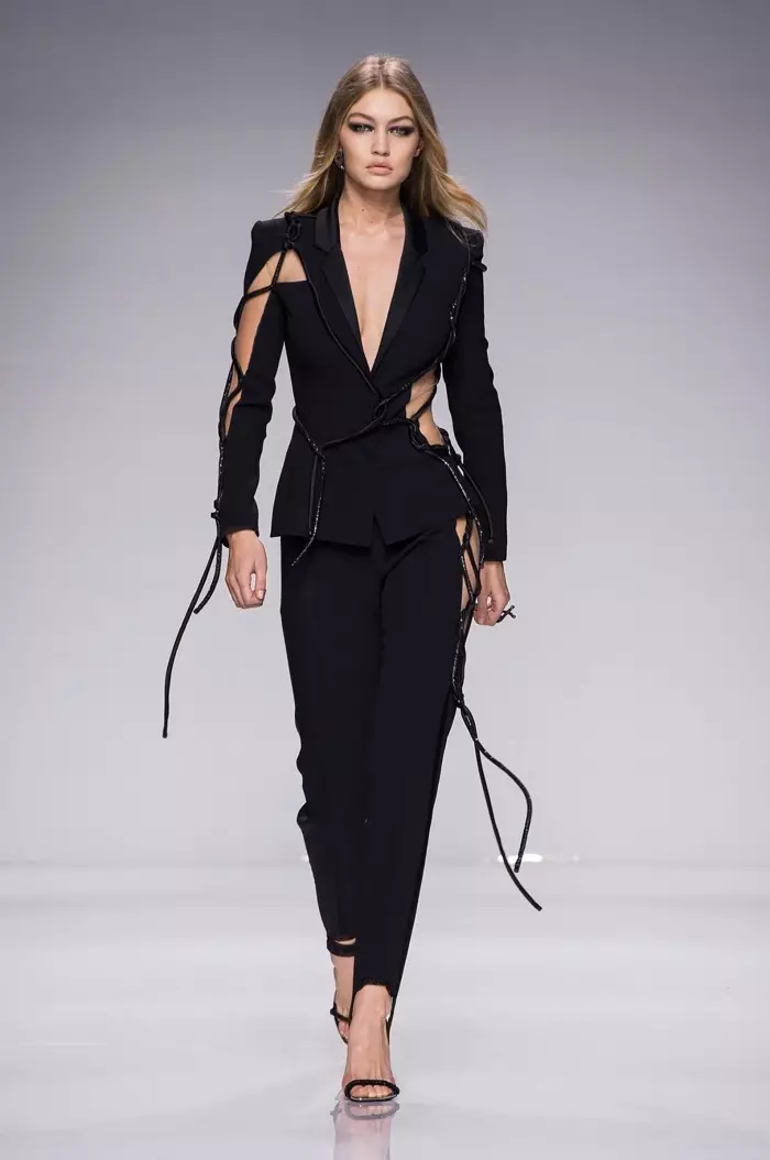 Gigi Hadid anofamba Atelier Versace's spring 2016 show akapfeka pantsuit nhema ine ruzivo rwakachekwa.