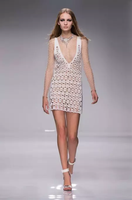 Atelier Versace fait du glamour sportif pour la couture du printemps 2016