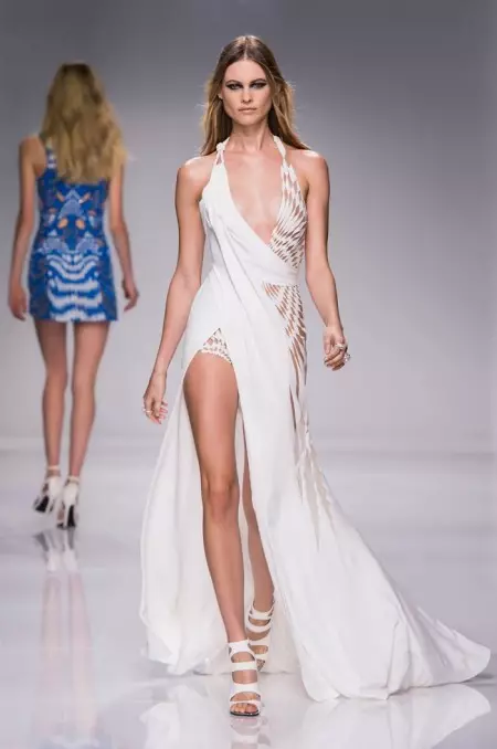 Atelier Versace fait du glamour sportif pour la couture du printemps 2016