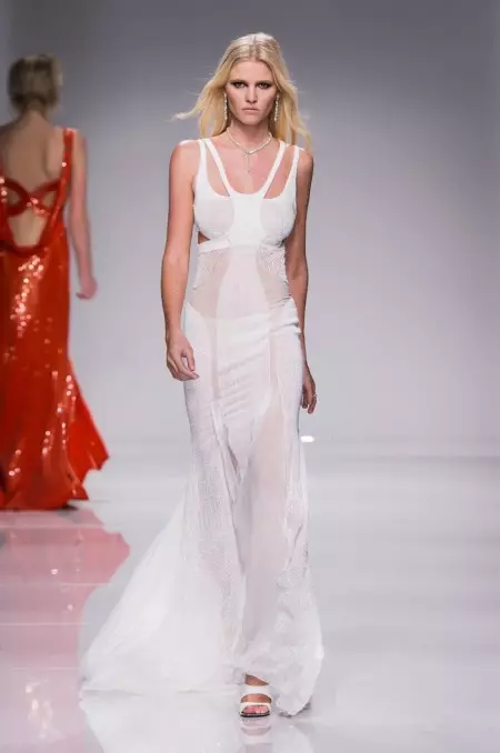 Atelier Versace fait du glamour sportif pour la couture du printemps 2016