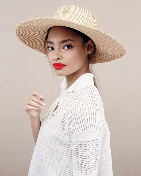 La modelo británica luce un sombrero de paja toquilla, perfecto para un día de playa