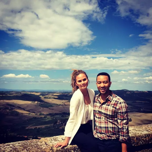 Chrissy Teigen a'i gŵr John Legend yn Tysgani