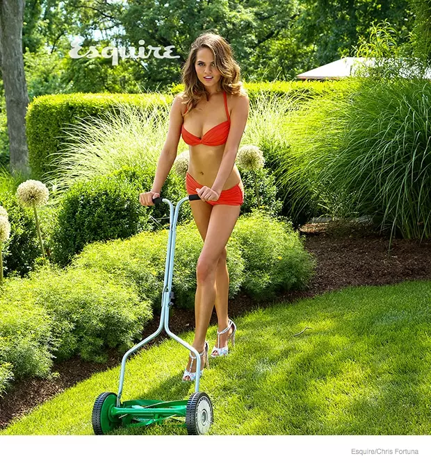 Si Chrissy Teigen Nagtrabaho sa Yard sa Mga Swimsuit para sa Esquire Shoot