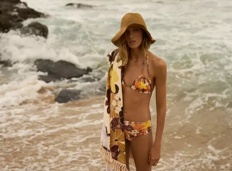 Gipakita ni Zara ang mga floral print nga bikini sa koleksyon sa swimsuit sa ting-init 2021.