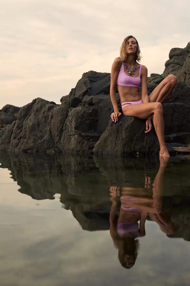 Le mannequin Anja Rubik pose dans le haut de bikini et le bas de bikini découpés de Zara.