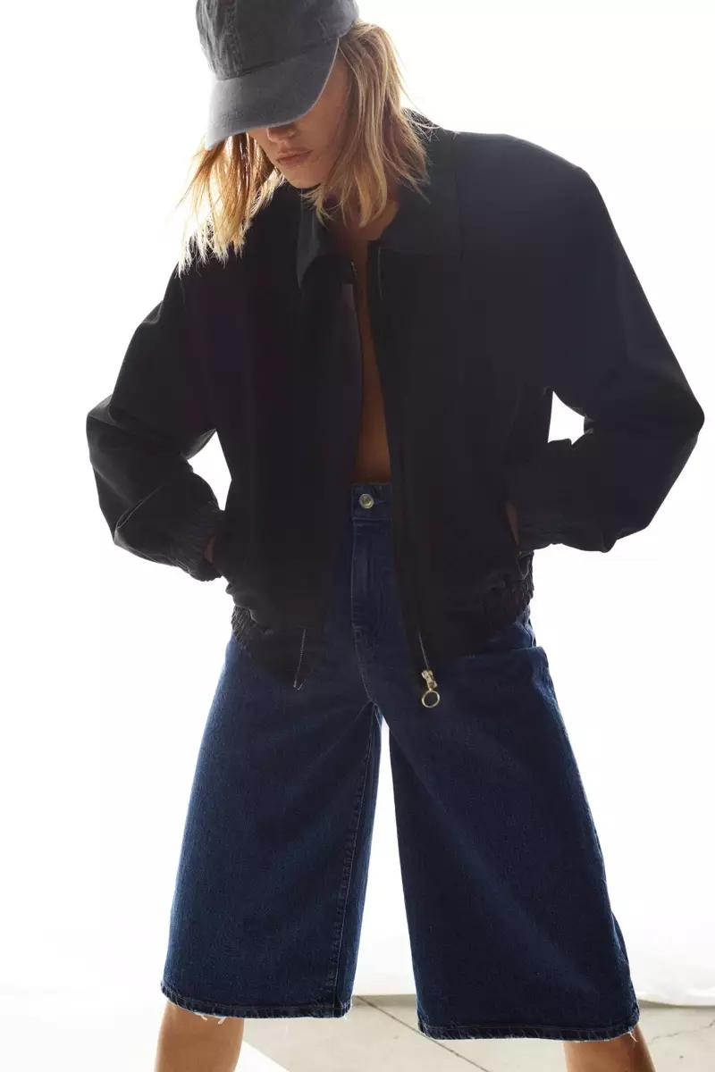 Anja Rubik huvaa Toleo la Zara bomber Limited na ‘kaptula za miaka ya 70 ZW Premium.