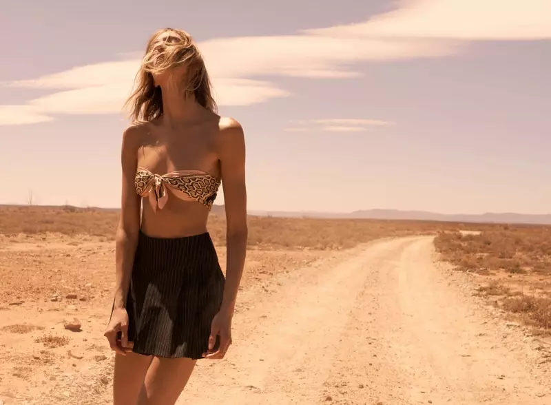 Model Anja Rubik yn ystumio yn arddulliau gwanwyn 2021 Zara.