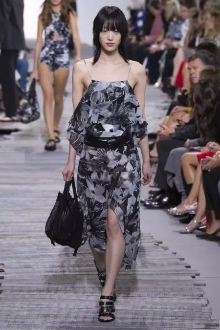 Michael Kors, 2018 봄 컬렉션에 시크함을 더했습니다.