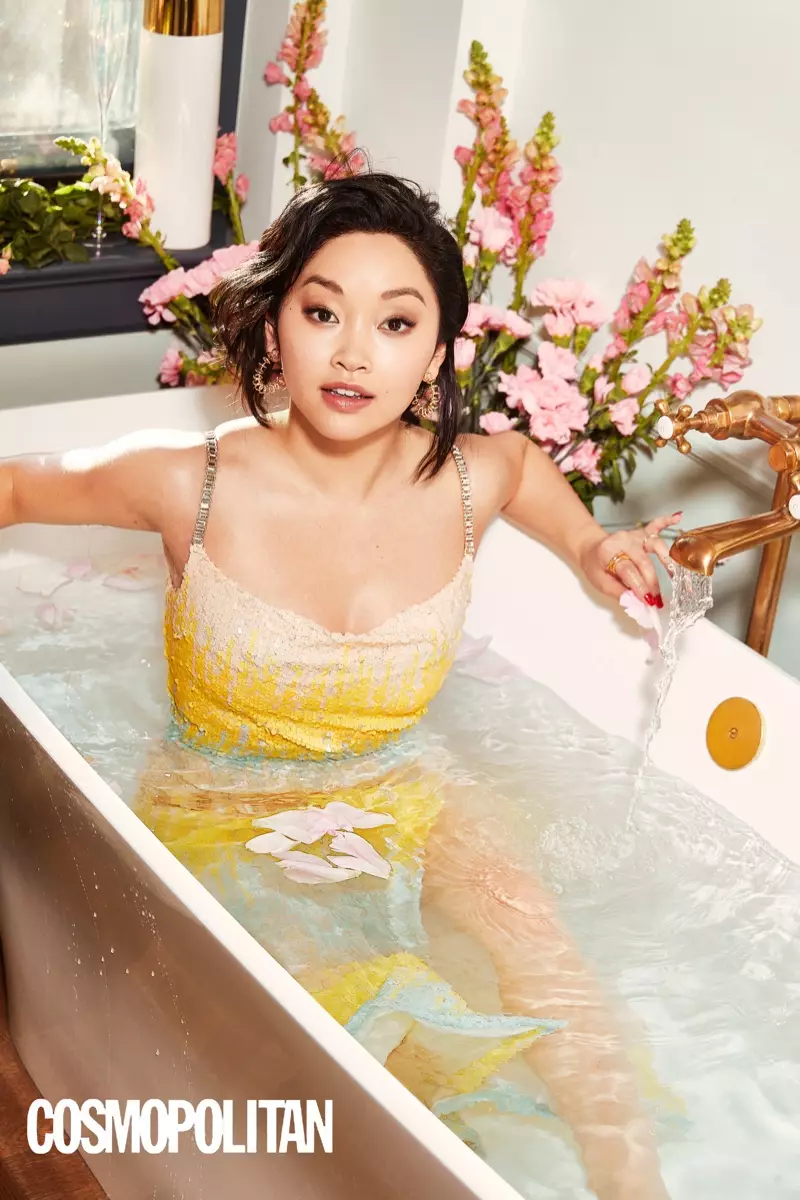 Lana Condor cil û bergek zer li xwe dike