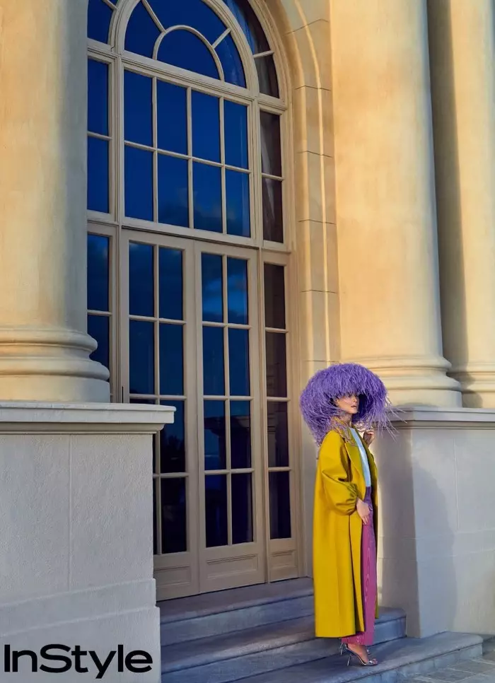 Sarah Paulson posa cunha capa, top, pantalóns e sandalias de Valentino Haute Couture