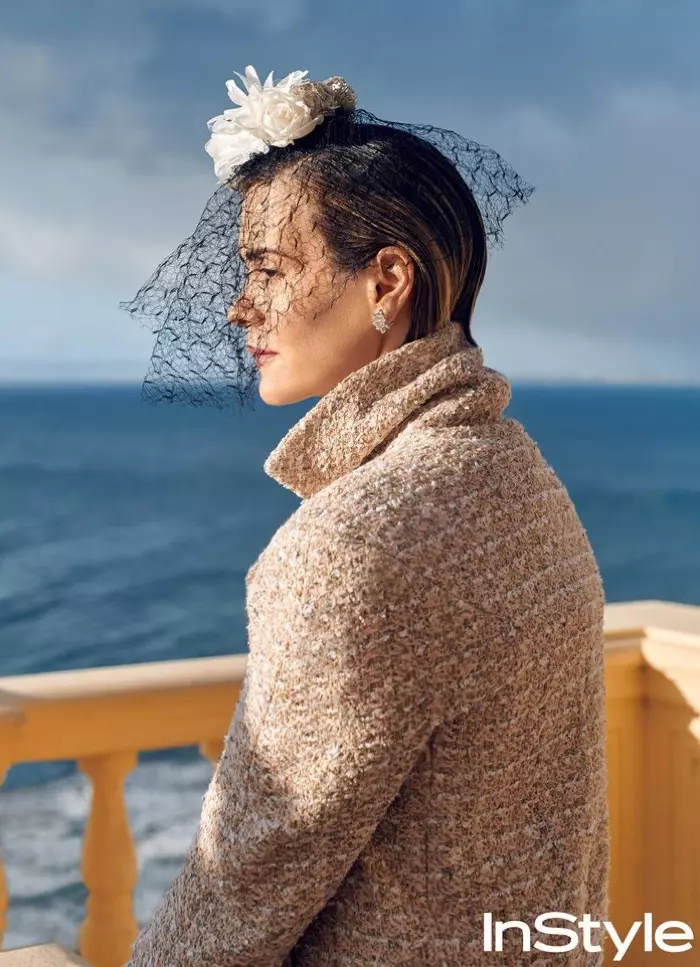 L'actrice Sarah Paulson porte un manteau et un voile Chanel Haute Couture ainsi que des boucles d'oreilles Tiffany & Co.