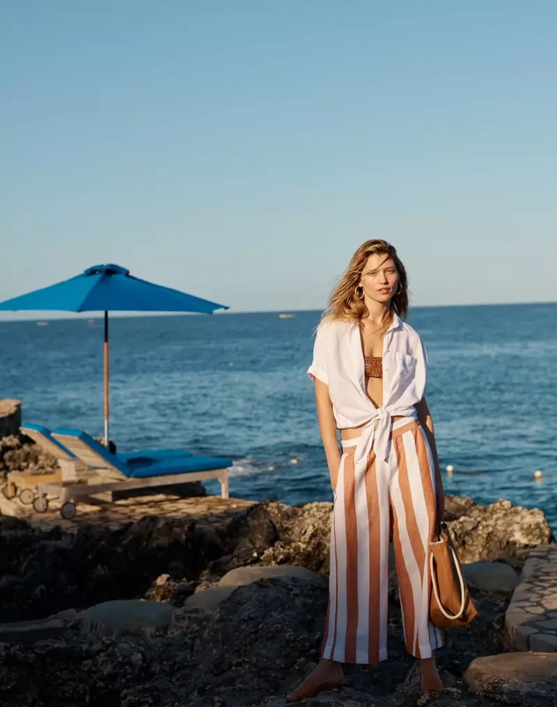 Madewell Short-Sleeve Tie-Front Shirt, Sport Bikini Top in Sov Paisley, Huston Pull-On Crop ris hauv Evelyn Stripe thiab Siena Convertible Tote