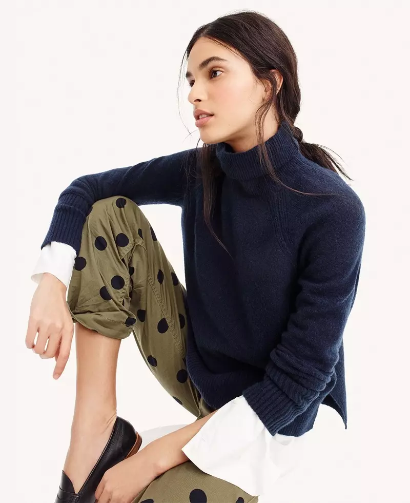 J. Crew coltrui-trui mei sydsplitten yn supersoft garen, slank perfekt shirt fan katoenen popeline en Boyfriend Chino-broek yn polka dot